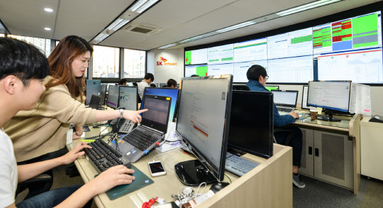 SK가 정보보안 역량 기반에 물리보안 사업을 결합해 종합보안서비스 제공자로 나서겠다는 목표로 사업확장을 추진하고 있다. 사진은 SK인포섹이 지난해 11월 리뉴얼 작업을 거쳐 문을 연 정보보안 관제센터에서 근무자들이 고객사의 상황을 관제하는 모습. SK인포섹 제공